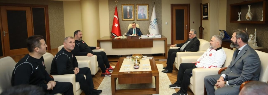Başkan Büyükakın, veteran güreşçileri tebrik  etti
