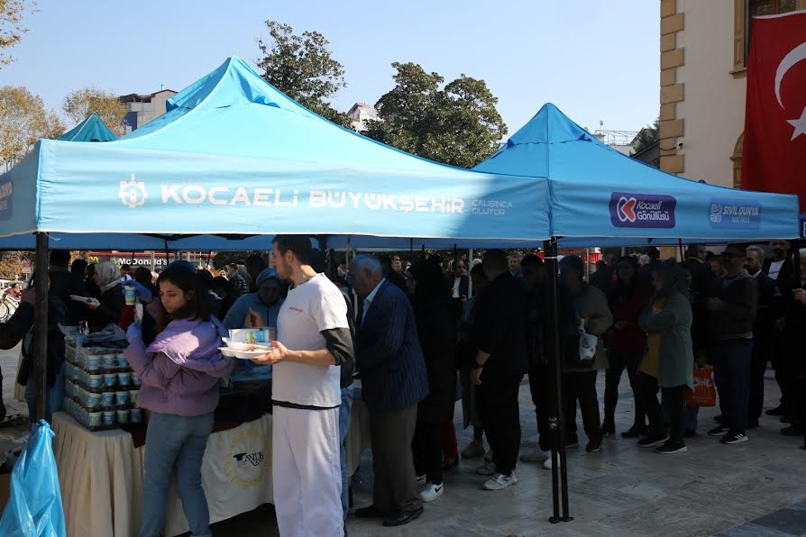 Büyükşehir, Atatürk’ün anısına ikram dağıttı