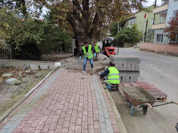  Gölcük Atatürk Mahallesi Yalı Yolu Caddesinde kaldırımlar yenilendi