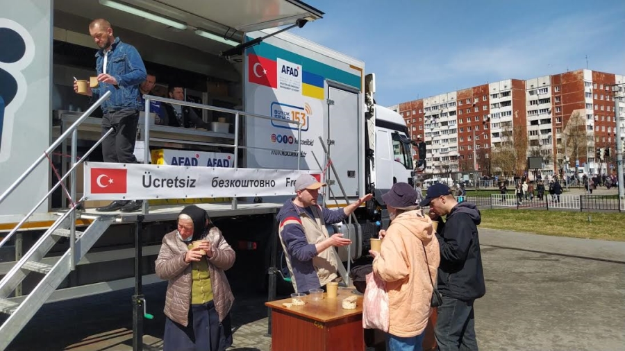 Büyükşehir’in TIR’ı Ukrayna’da yemek dağıtımına devam ediyor