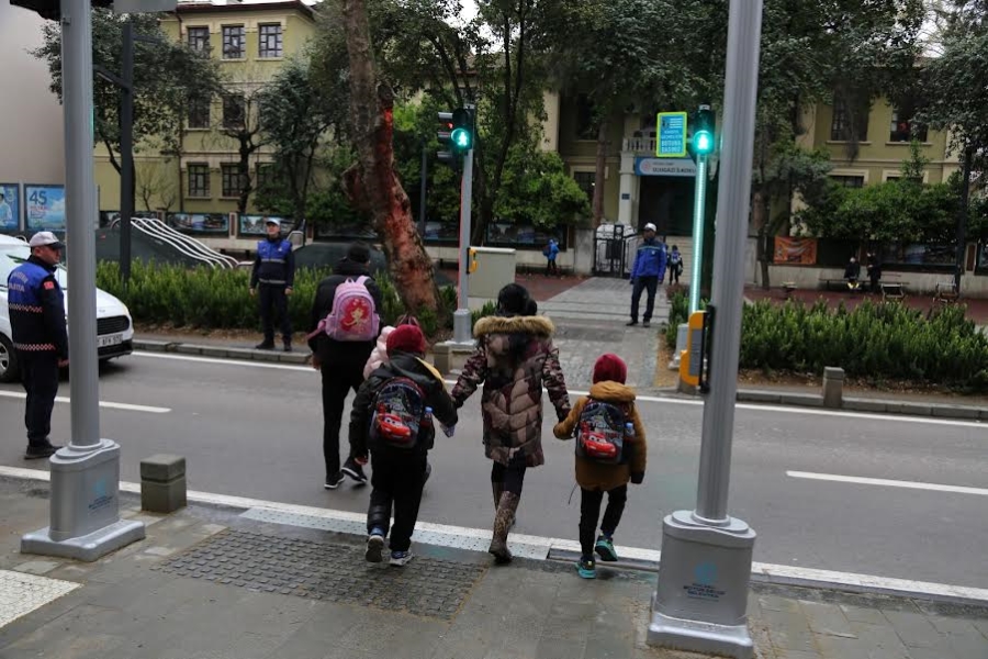 Ulugazi İlkokulu önüne modern sinyalizasyon sistemi
