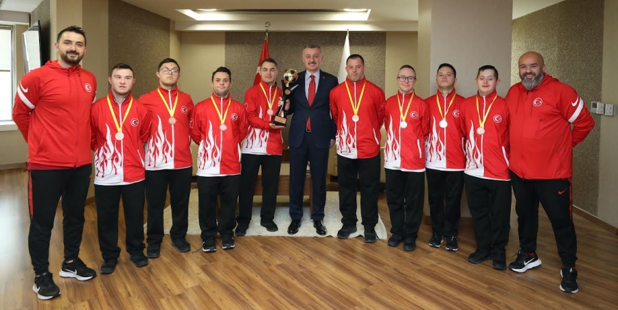 Başkan Büyükakın dünya üçüncülerini ağırladı   