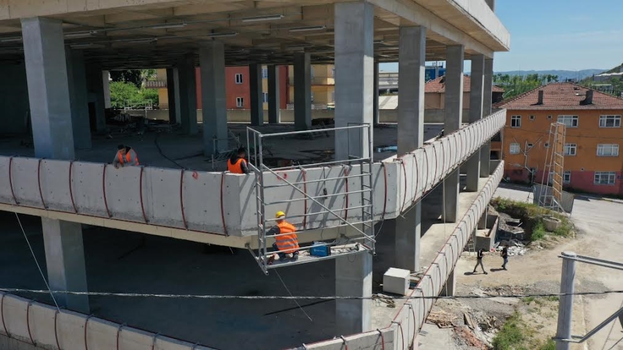 Dilovası’ndaki katlı otoparkta cephe kaplaması yapılıyor