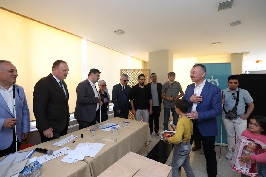 Görme engelli bireylere Braille yazılı oy pusulası
