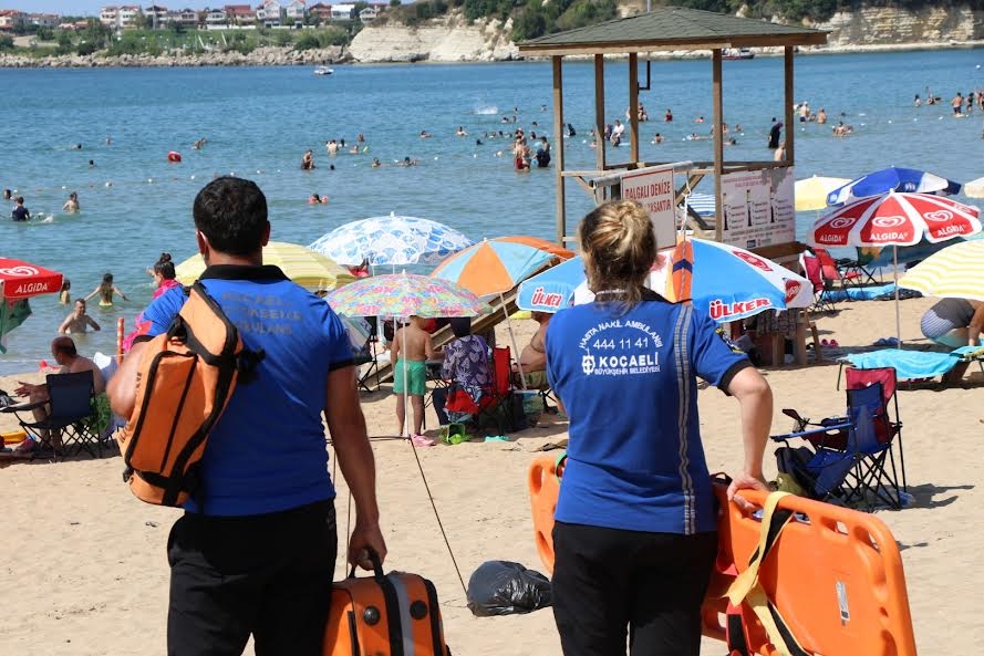 Mavi bayraklı plajlarda  Büyükşehir’den ilkyardım timi