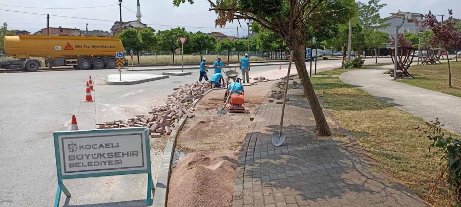 İzmit Hayrettin Uzun Caddesinde yol genişletme ve üstyapı   