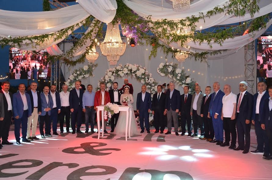 İş ve siyaset dünyası  Höbek’in düğününde
