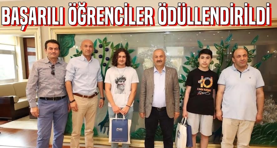 Başarılı öğrencilere hediye takdimi