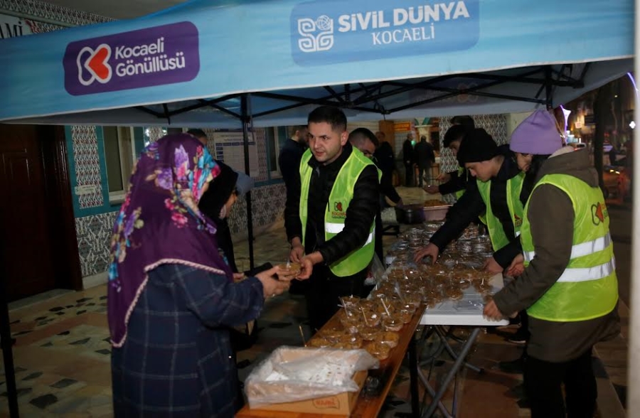 Büyükşehir 30 bin kişiye helva dağıttı
