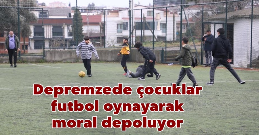 Depremzede çocuklar futbol oynayarak moral depoluyor