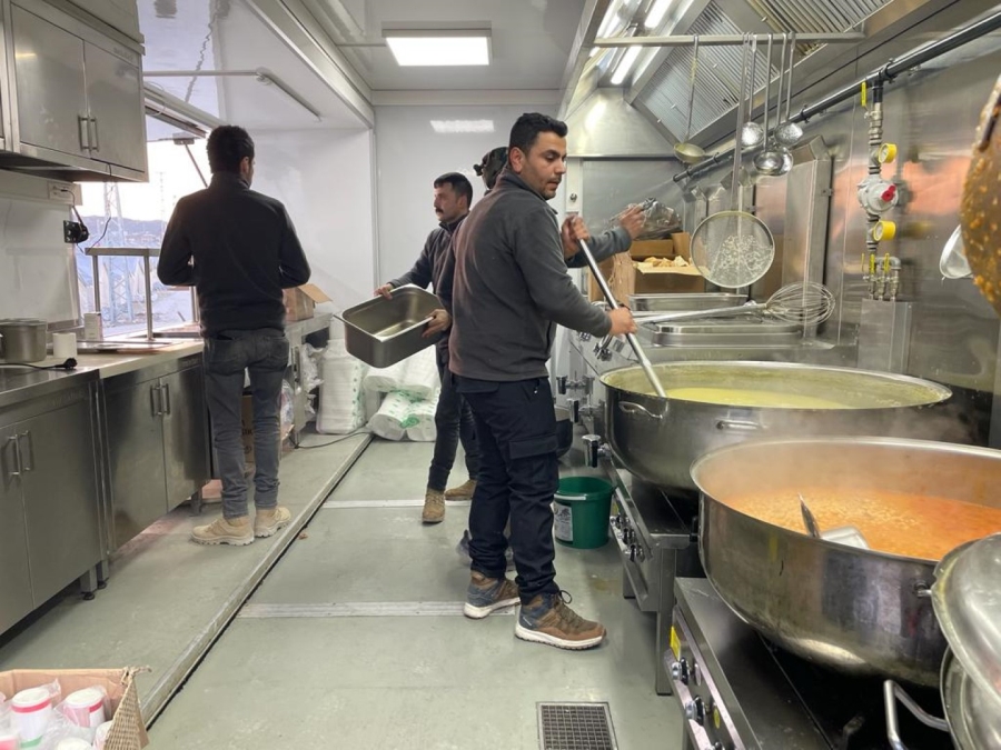 Yüzbinlerce kişiye sıcak yemek ikramı   