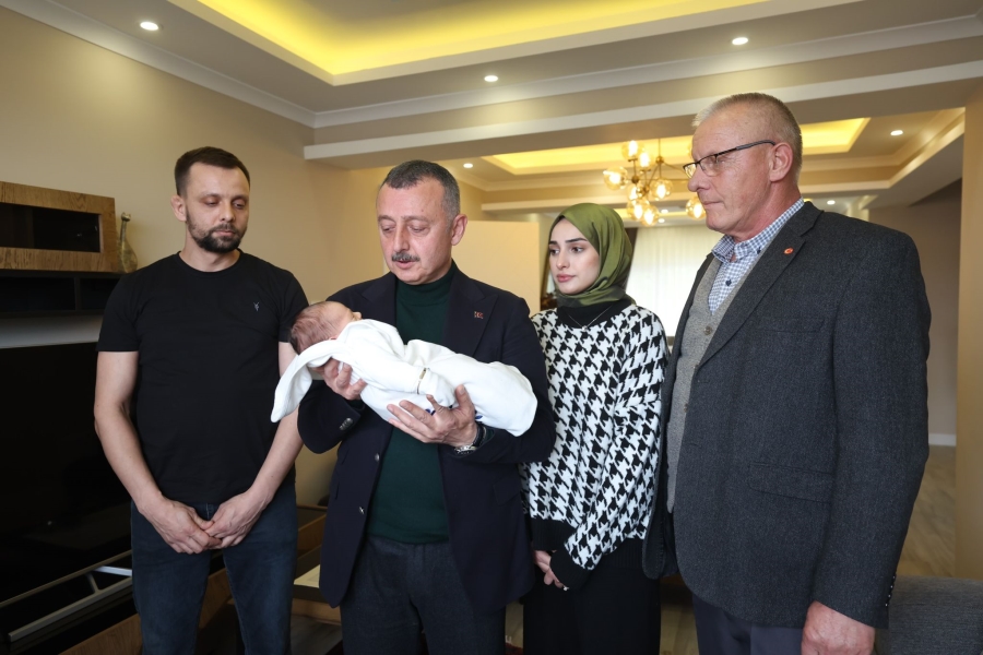 Kaan bebeğin kulağına ilk ezanı Başkan Büyükakın okudu   