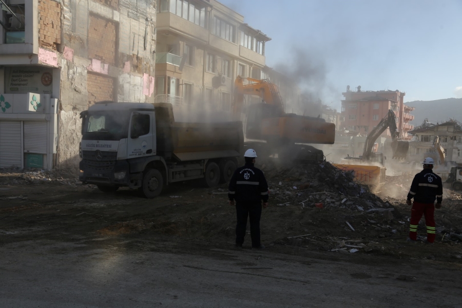 Büyükşehir Hatay’da enkaz kaldırma çalışmalarına devam ediyor   