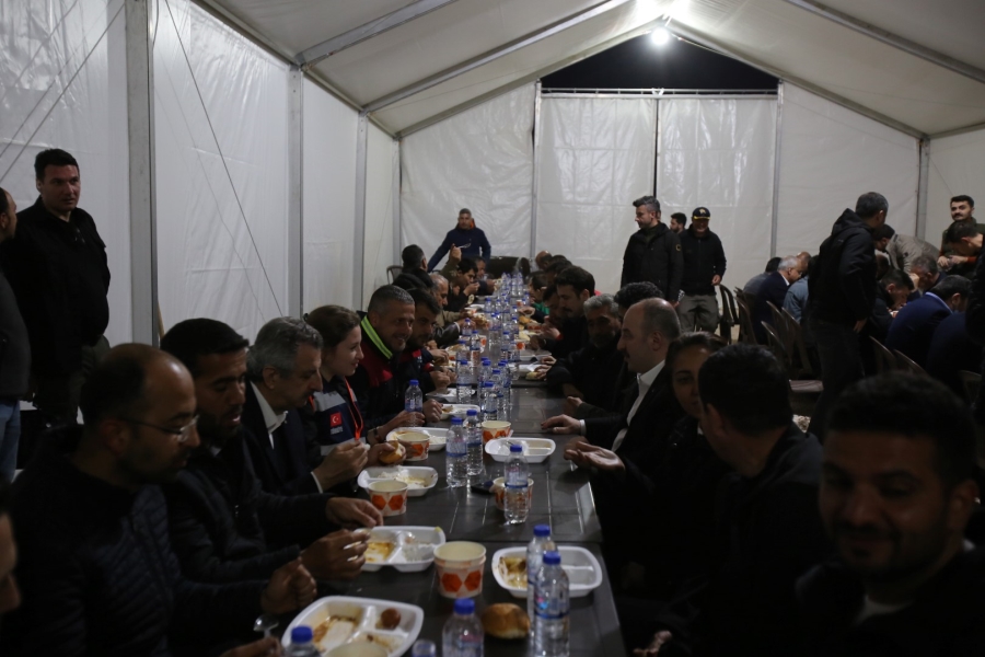 Bakan Varank, Kocaeli çadır kentte orucunu açtı