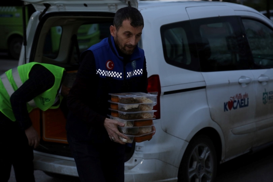 Büyükşehir’den minibüsçülere sıcak iftarlık   