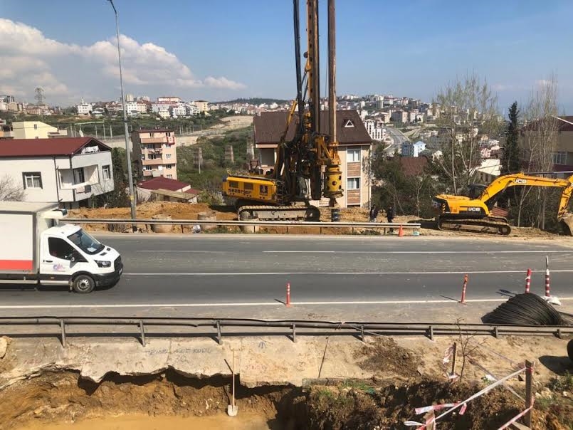 Feribot yolu üstgeçidinde kazıklar çakılmaya başlandı