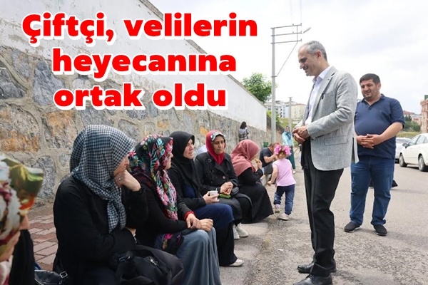 Çiftçi, velilerin heyecanına ortak oldu