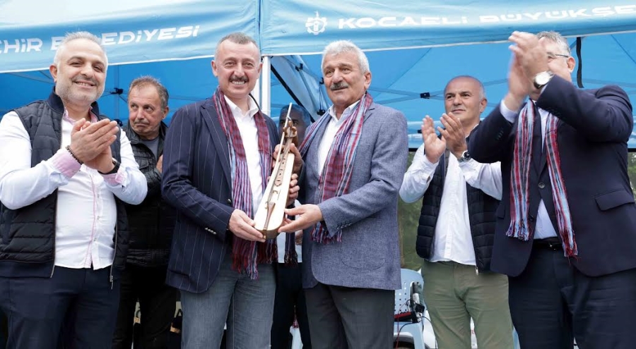 Büyükakın’a hediye kemençe