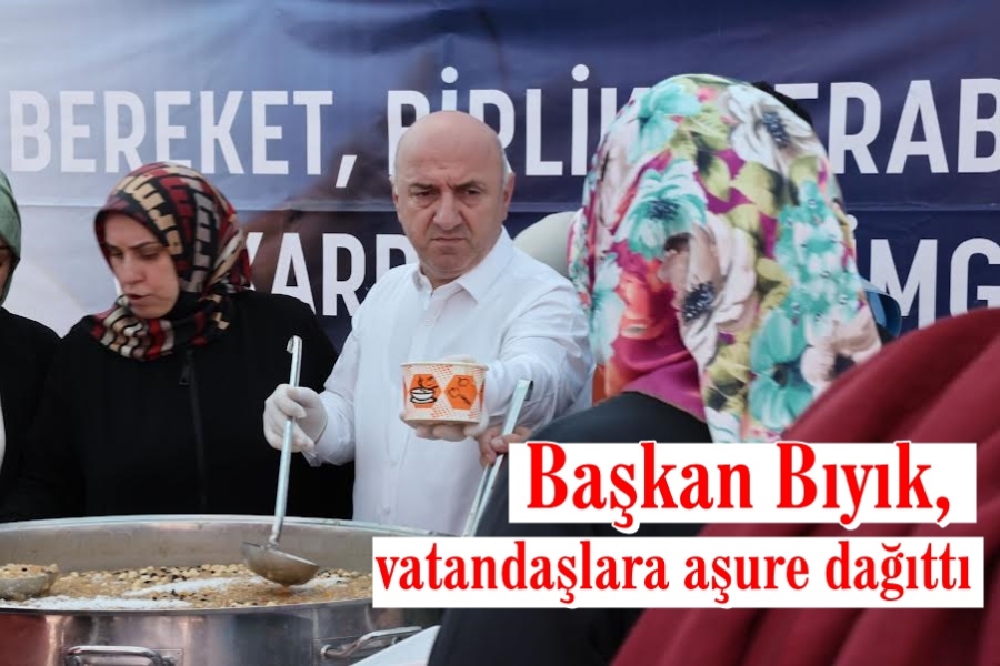 Başkan Bıyık, vatandaşlara aşure dağıttı
