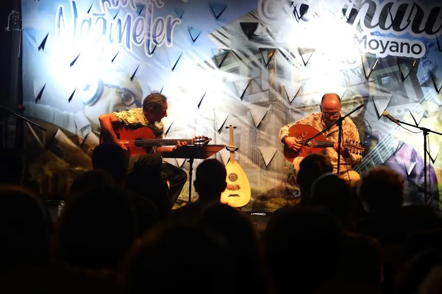 Konakta ud ve gitarın muhteşem ahengi