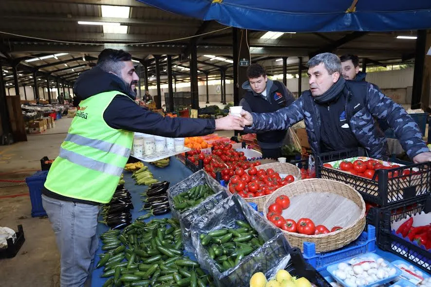 Büyükşehir’den Kartepe’de pazarcıya sabah çorbası