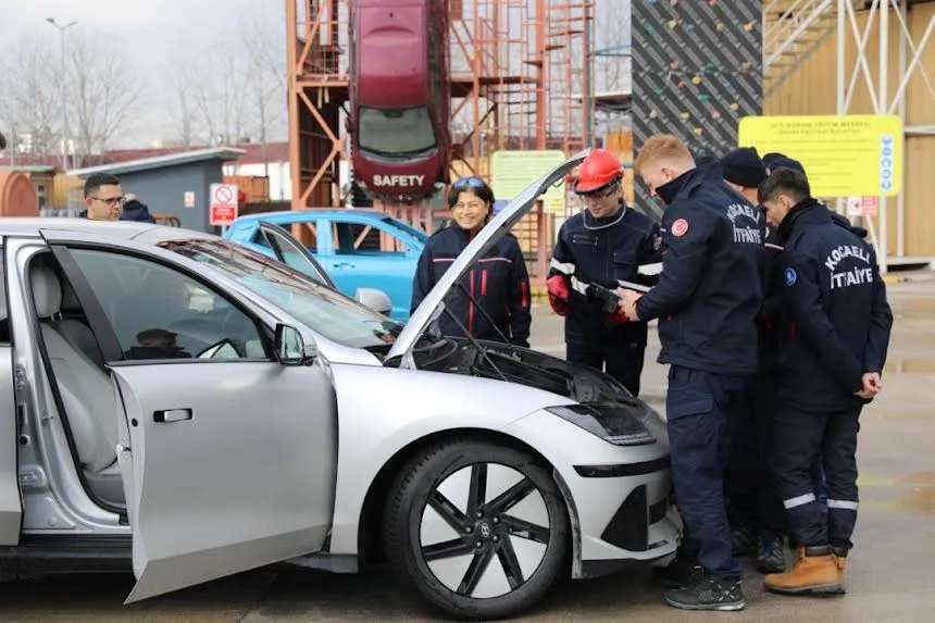 Büyükşehir İtfaiyesine elektrikli araç yangınları eğitimi