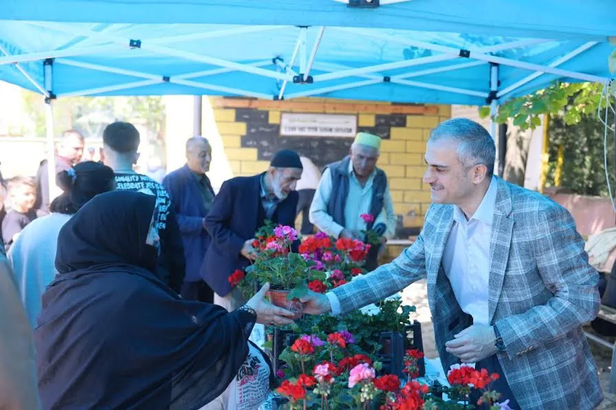 Çiftçi’den kabir ziyareti yapan Çayırovalılara çiçek