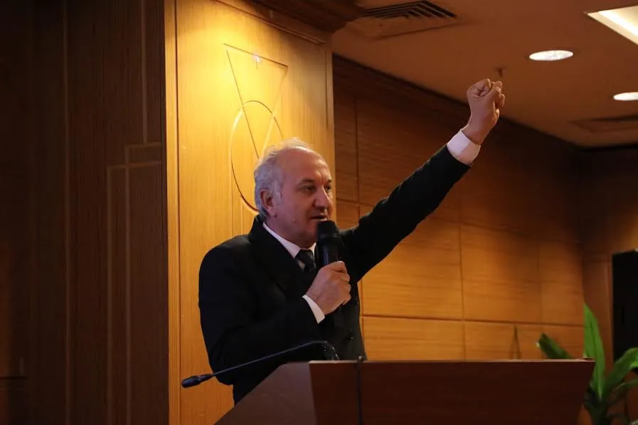 Erdem Arcan; “SON GÜLEN İYİ GÜLER!”