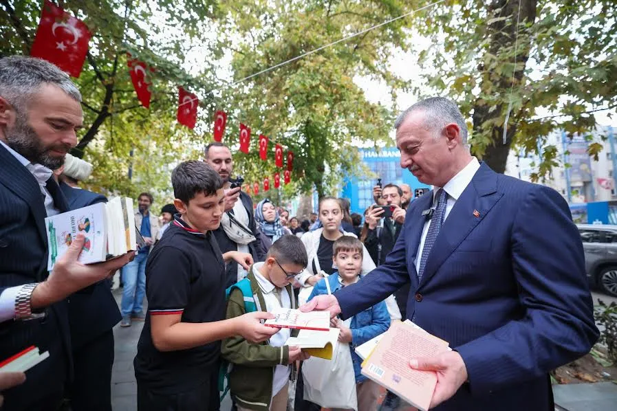 Kocaeli’de gelenek bozulmadı, kitaplar yine ilk ağaçlarda açtı!