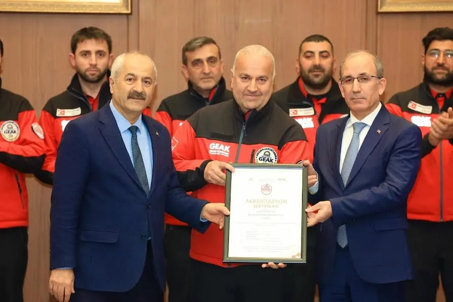 Gebze’nin kahramanları GEAK ekibine  AFAD Sertifikası ve Arma Takdimi