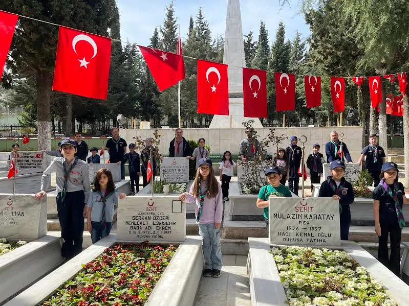 İLKÇEV izcileri Gebze Sehitliği