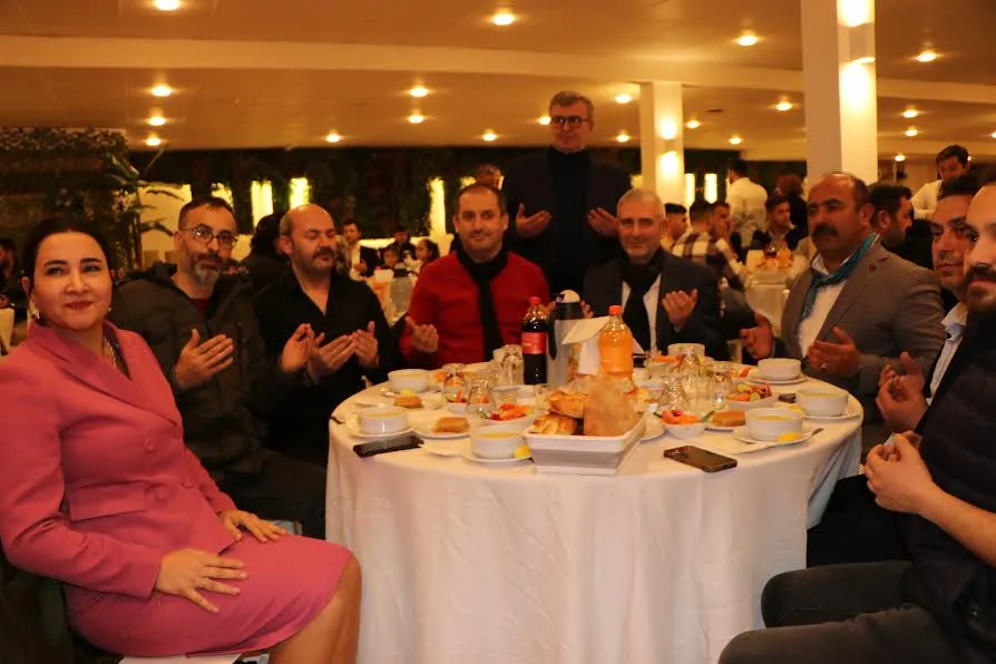 GELENEKSEL 4 DUVAR DERNEĞİ İFTAR YEMEĞİNE ZİYARETÇİ AKINI!