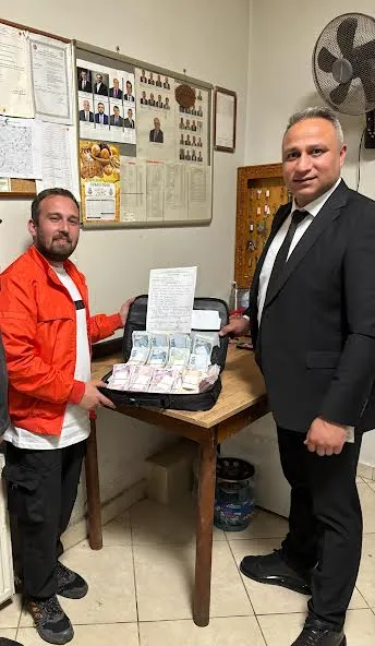 Belediye Çalışanları Para Dolu Çanta Buldu