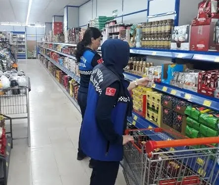 Büyükşehir zabıtasından market denetimi