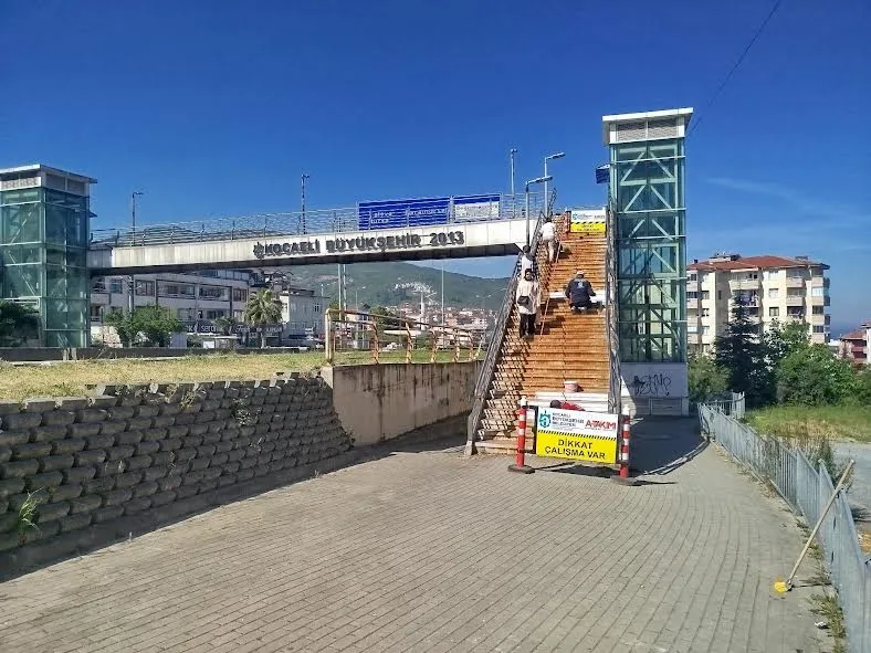 Gölcük’teki üst geçitler elden geçiriliyor