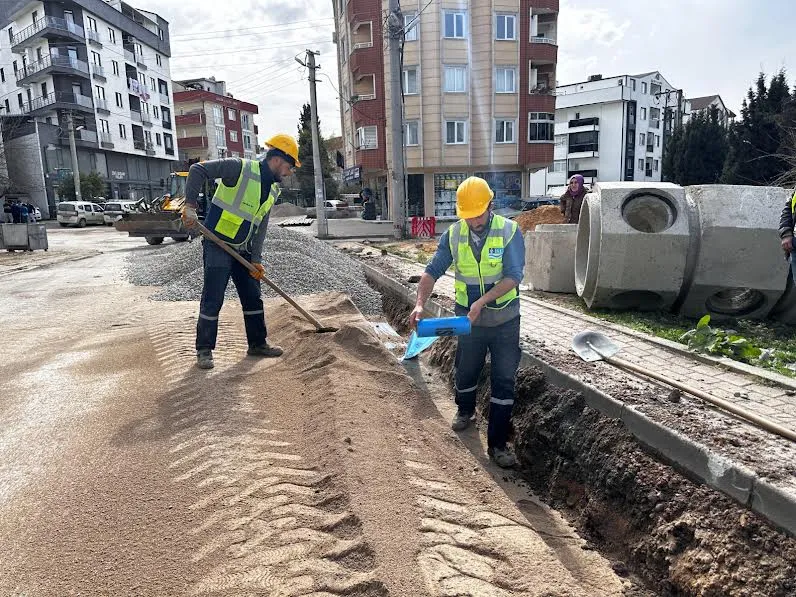 İSU, ÇAYIROVA’DA HUMMALI ALTYAPI ÇALIŞMALARI GERÇEKLEŞTİRİYOR