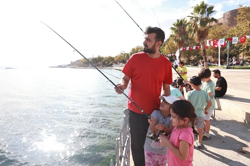 Eskihisar Sahili’nde Baba-Çocuk Balık Tutma Etkinliği