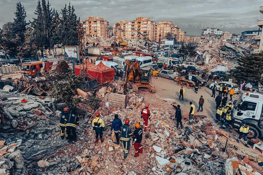 Kutsal mücadele, alevler arasında zamanla yarış