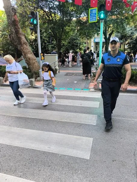Zabıta öğrencilere kol kanat gerdi